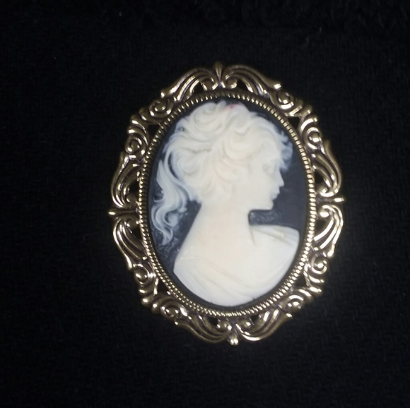 Jewelry - Cameo Brooch